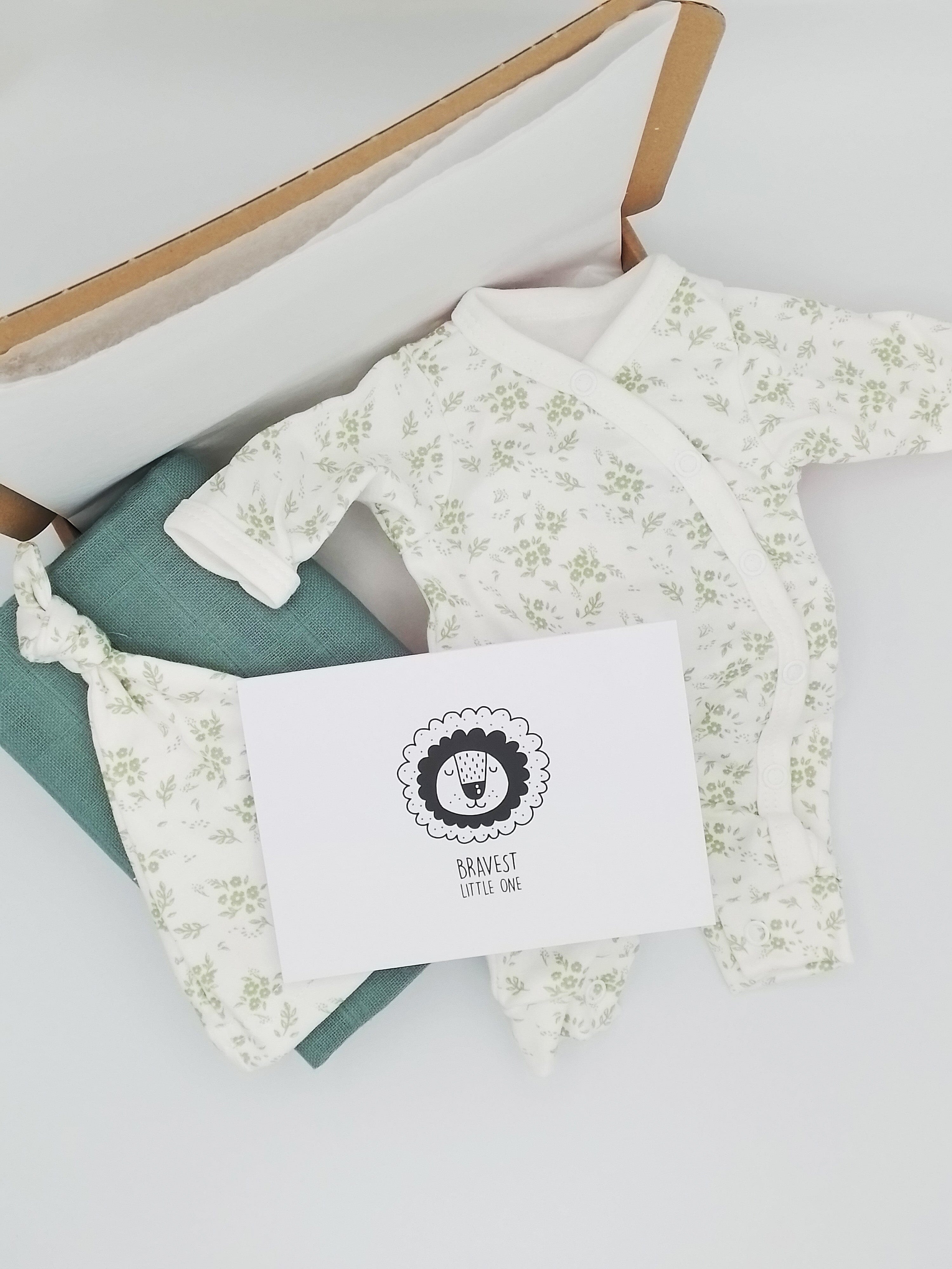 Apple Floral Gift Box - Sleepsuit, Knotted Hat, Muslin & Card (1.5-3lbs & 3-5lbs) - gift set - Tiny & Small