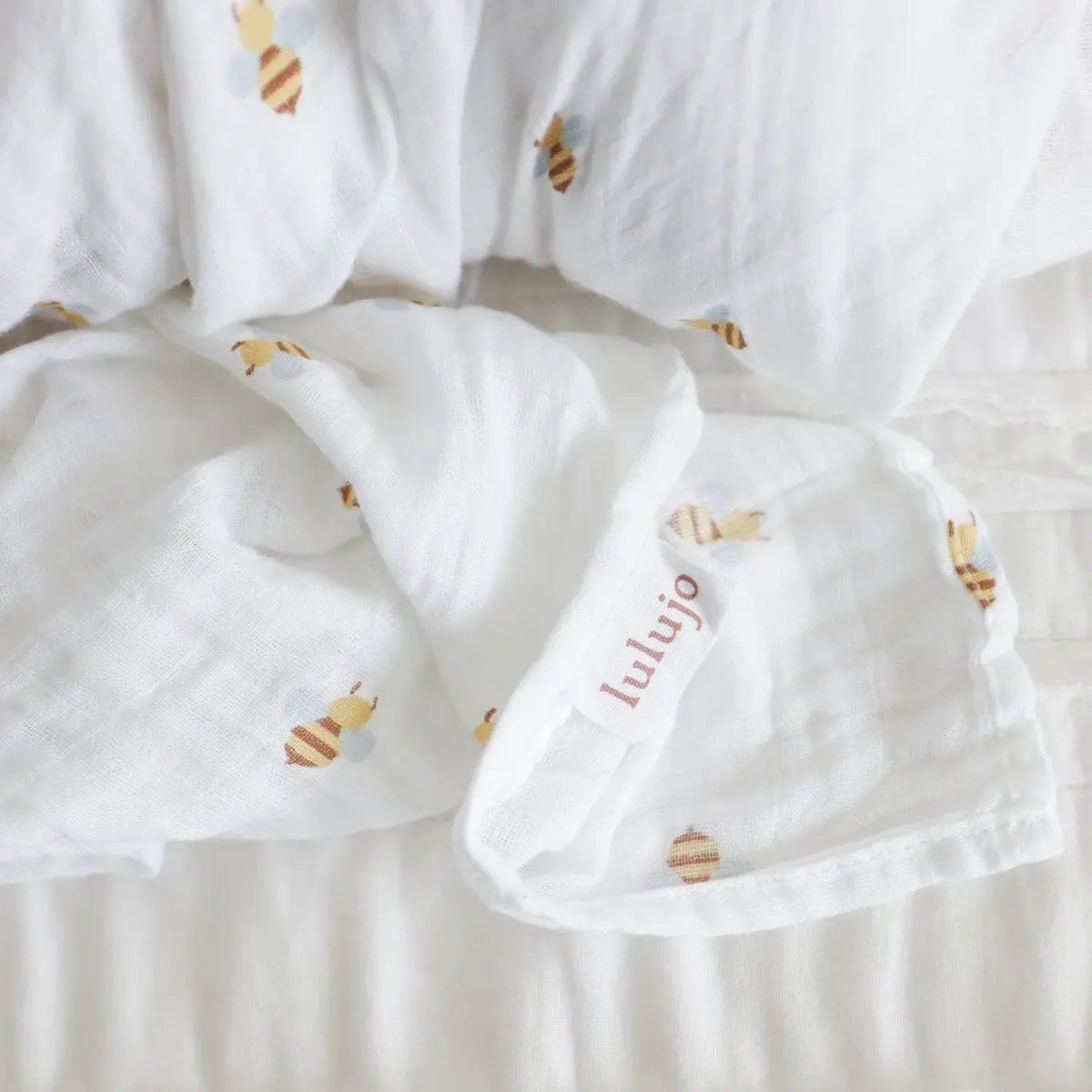 Bees - Muslin Swaddle, 100 x 100 cm Swaddle Blanket Lulujo 