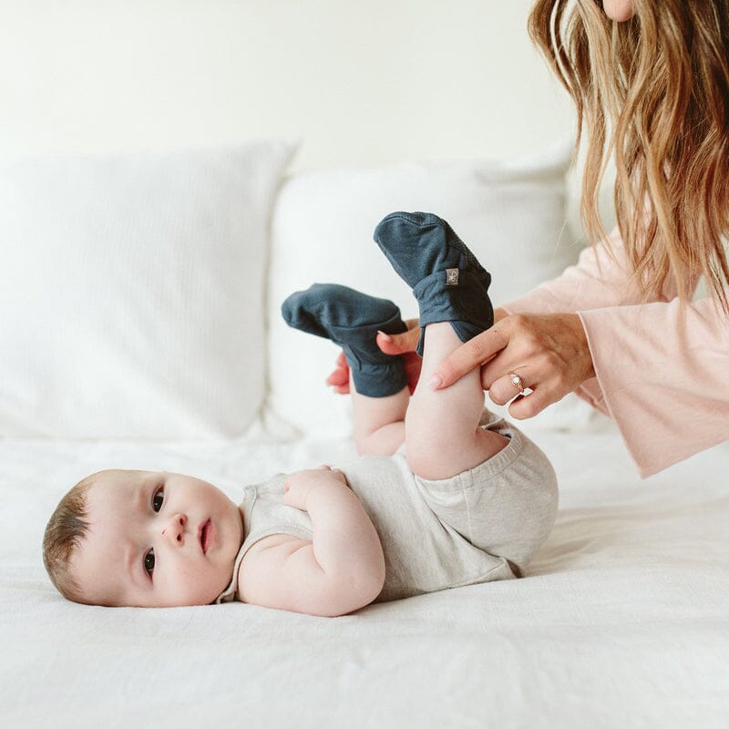 Tiny Baby Stay-on Baby Booties, Midnight - Booties - Goumikids
